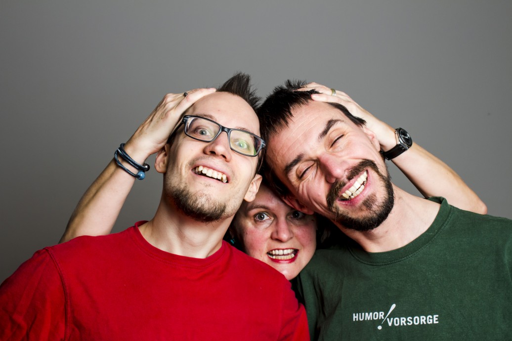 Ja, wir drei stecken unsere Köpfe zusammen.