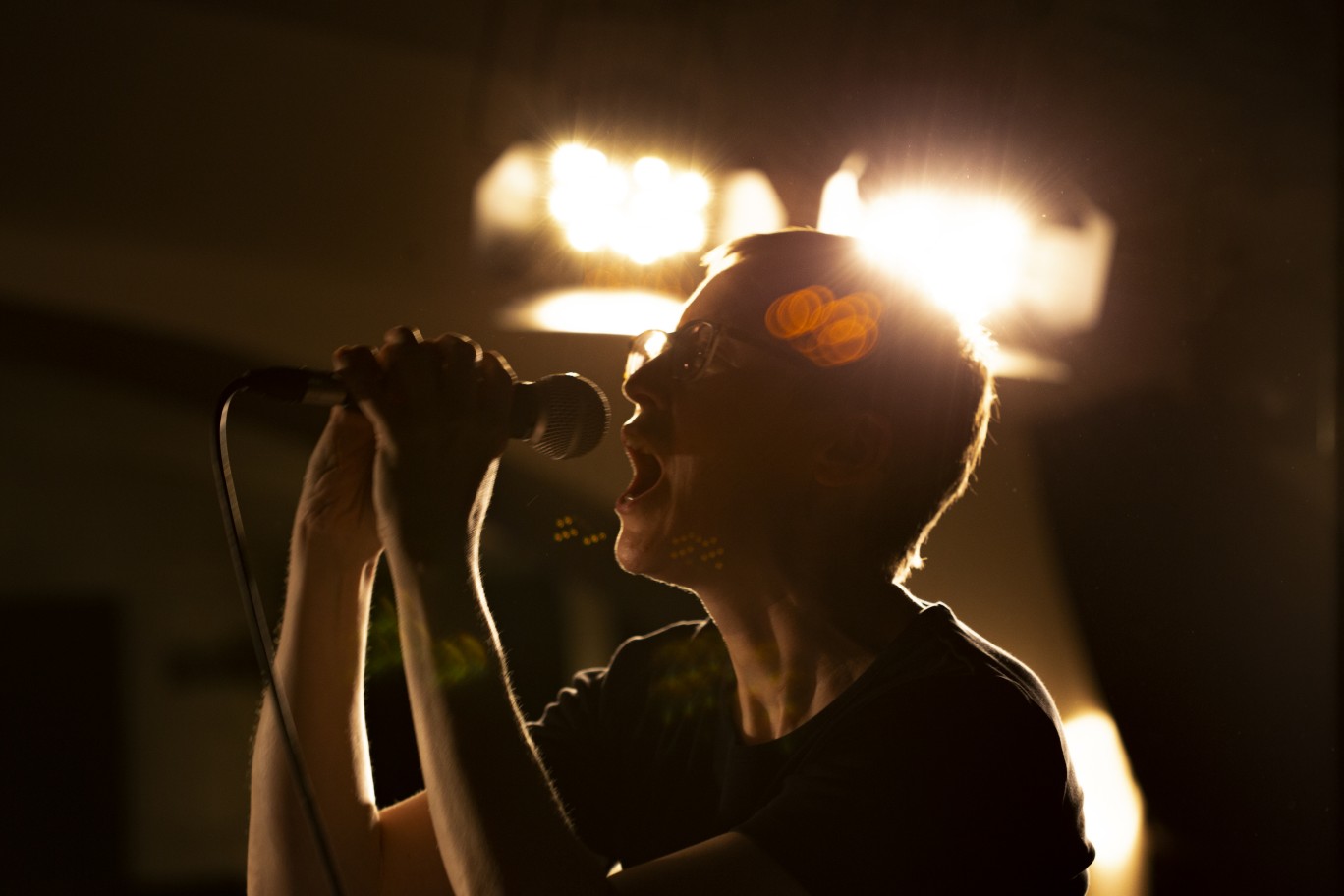 Impro Theater Verein Humorvorsorge Linz Sängerin im Gegenlicht